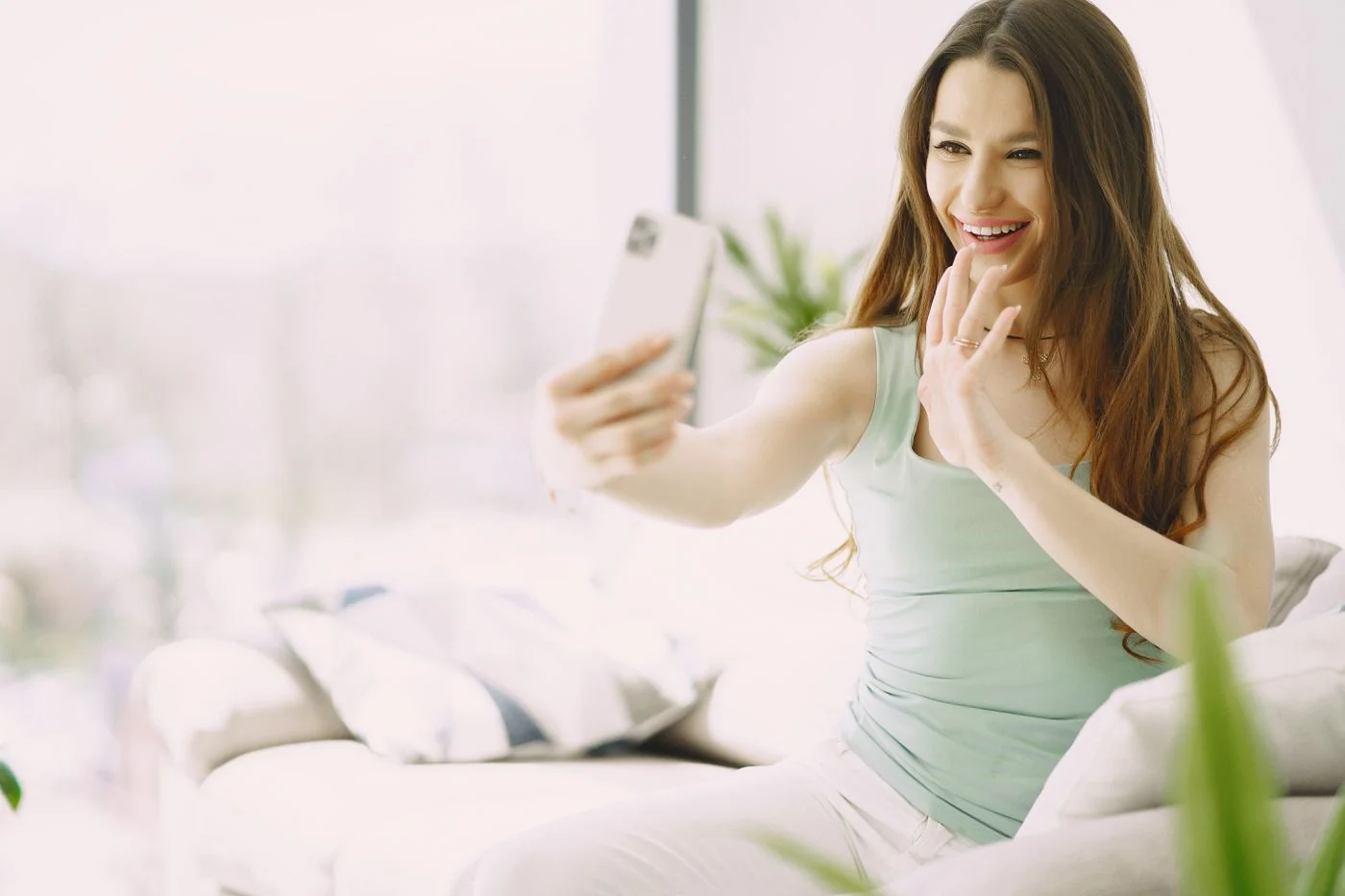 Mujer conversando por videollamada desde casa